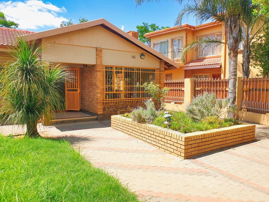 Bidders at a Melbourne property auction competing for a house